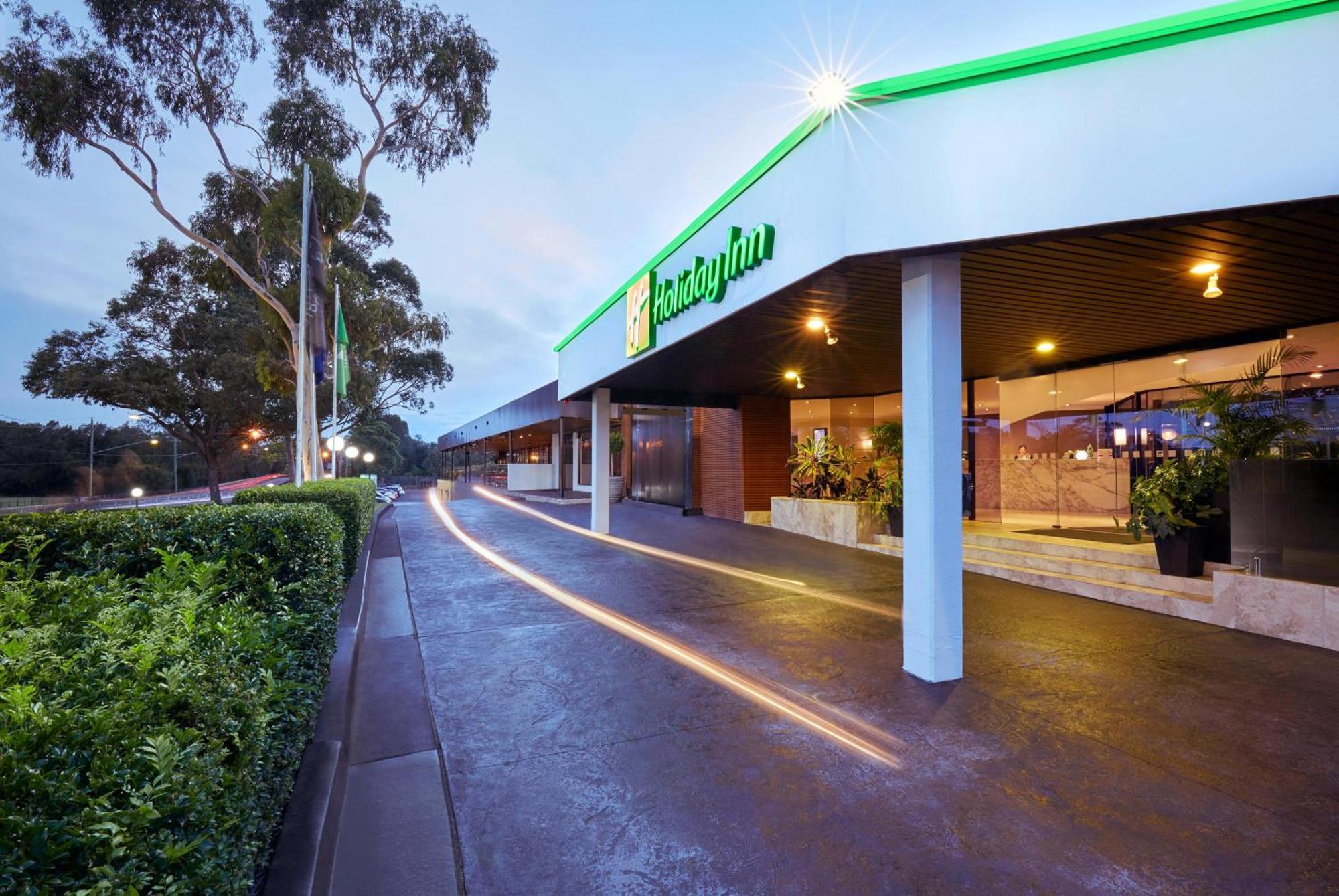 Holiday Inn Warwick Farm, An Ihg Hotel Exterior photo