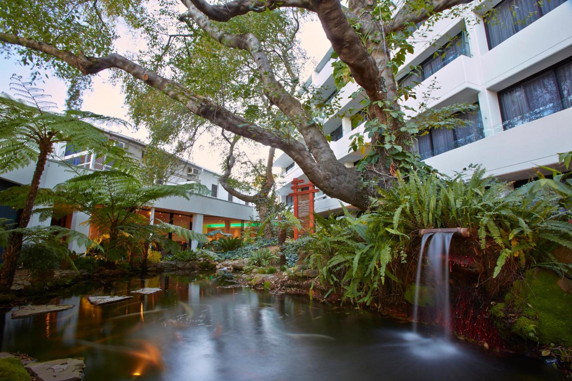 Holiday Inn Warwick Farm, An Ihg Hotel Exterior photo